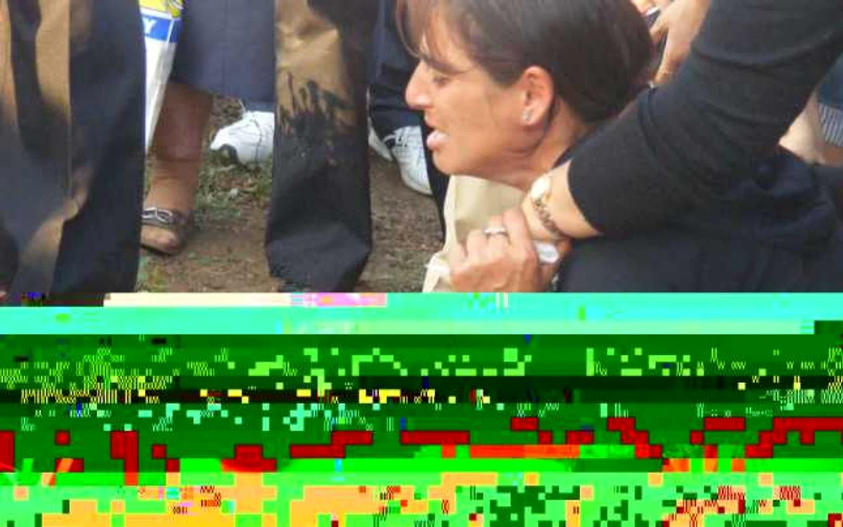 Mama a izbucnit în lacrimi în momentul în care groparii coborau sicriul în mormânt