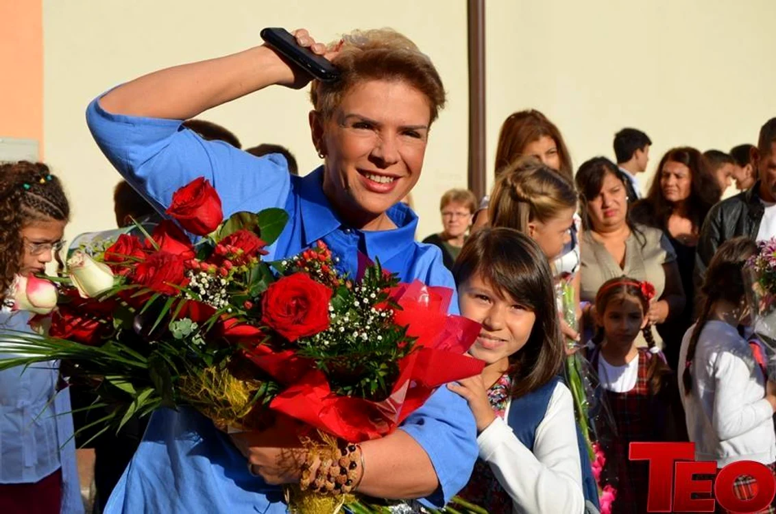 
    Teo şi fiica ei, în ziua în care Maya a început clasa a cinceaSursă foto:Facebook  