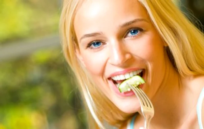 
    Cel mai bine este să mănânci porţii mici şi să încerci să faci o listă cu un program al tău  