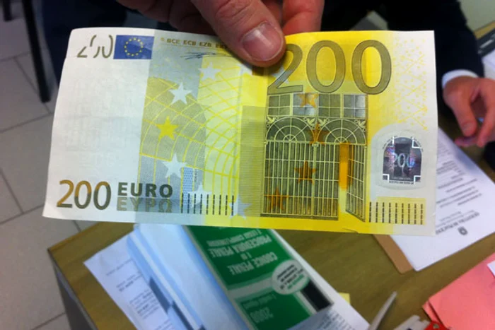 
    Cei trei români au cumpărat telefoane de ultimă generație cu bani falși și voiau și două limuzine  