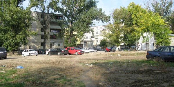 Pe acest teren urmează să se construiască prima parcare supraetajată din Galaţi  Foto: Corina Misăilă 