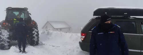 Turişti înzăpeziţi pe munte în staţiunea Vârful lui Roman - Horezu din judeţul Vâlcea salvaţi de jandarmii montani Foto Adevărul - credit IJJ Vâlcea