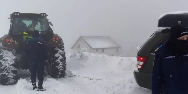 Turişti înzăpeziţi pe munte în staţiunea Vârful lui Roman - Horezu din judeţul Vâlcea salvaţi de jandarmii montani Foto Adevărul - credit IJJ Vâlcea