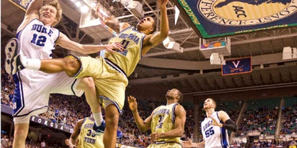 Duelurile din campionatul universitar american sunt extrem de încinse 