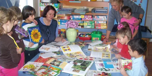 Activitatea a constat în lectura unor legende despre flori