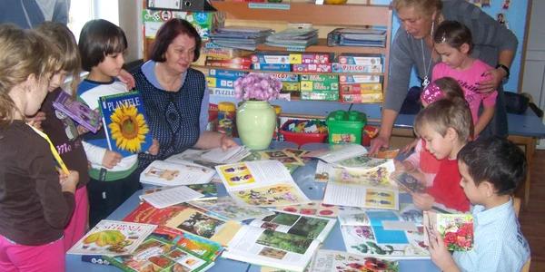 Activitatea a constat în lectura unor legende despre flori