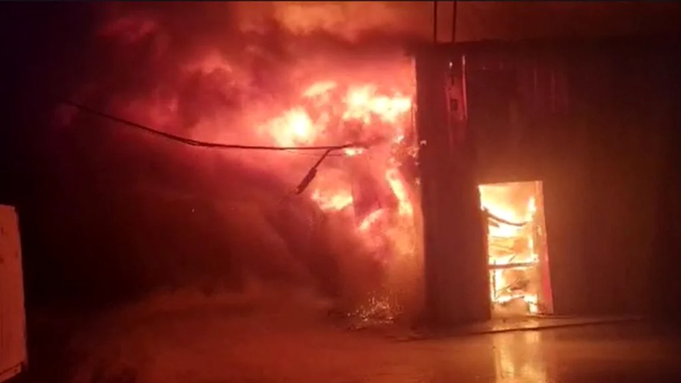 Incendiul a afectat 10.000 de mp din fabrica de mezeluri. Foto: captură antena3.ro