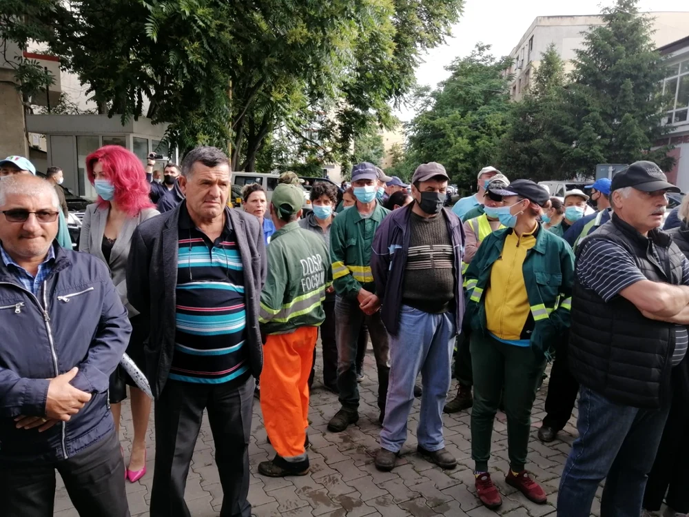 Angajaţii DDSP s-au adunat în faţa Primăriei Focşani FOTO: Ştefan Borcea