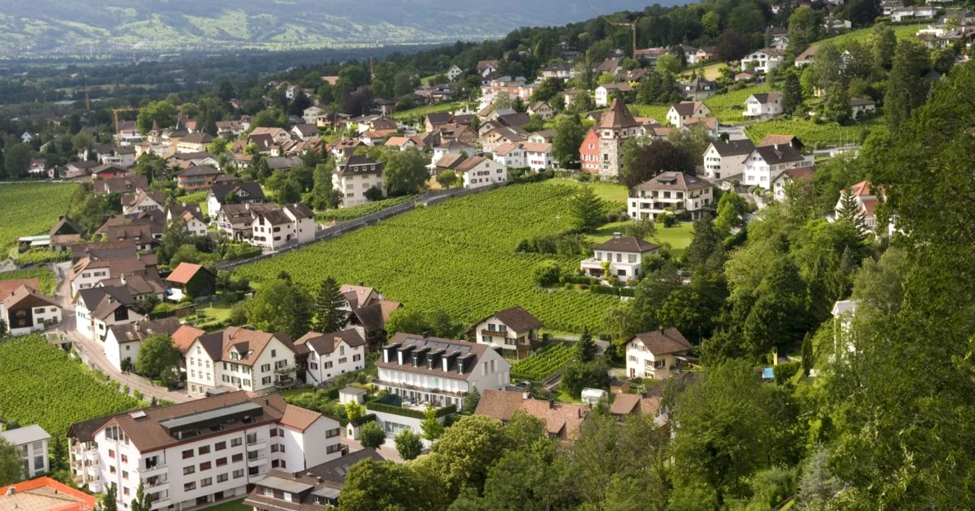 Vaduz este o combinaţie de medieval cu modern aşezată la poalele Alpilor FOTO PHOTOLAND