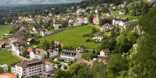 Vaduz este o combinaţie de medieval cu modern aşezată la poalele Alpilor FOTO PHOTOLAND