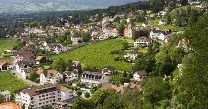 Vaduz este o combinaţie de medieval cu modern aşezată la poalele Alpilor FOTO PHOTOLAND