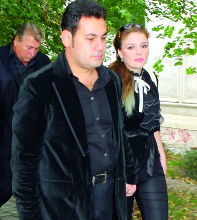 
    Doina, violonistă  în formaţia „Lăutarii”,  şi Ionuţ Dolănescu  s-au căsătorit anul  trecut. Ambii mai au câte o  căsnicie anterioară  