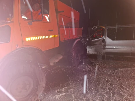 Accident între un microbuz și un utilaj/FOTO: DRDP Craiova