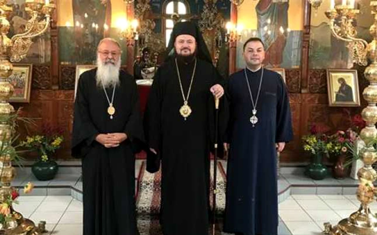 Episcopul Petroniu (centru), alături de mitropolitul Madagascarului (stânga) şi vicarul Ionuţ Pop (dreapta) FOTO www.episcopiasalajului.ro