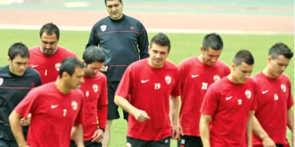 Noul antrenor al roş-albilor a încercat încă de la primele şedinţe de pregătire să-şi apropie jucătorii 
