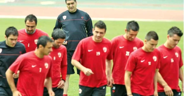 Noul antrenor al roş-albilor a încercat încă de la primele şedinţe de pregătire să-şi apropie jucătorii