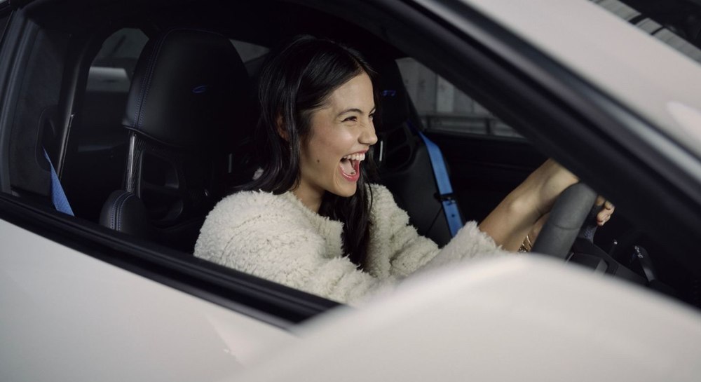 Emma Răducanu, surprinsă conducând o Dacia la mâna a doua, după ce Porsche i-a luat bolidul de 180.000 de euro