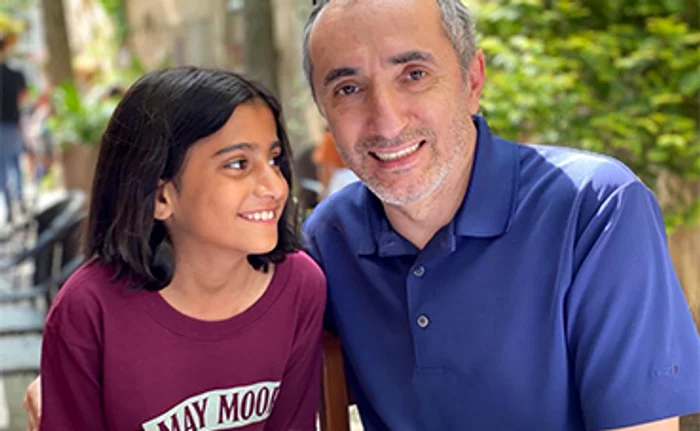 
    Fetiţa adoră să cânte la pian  