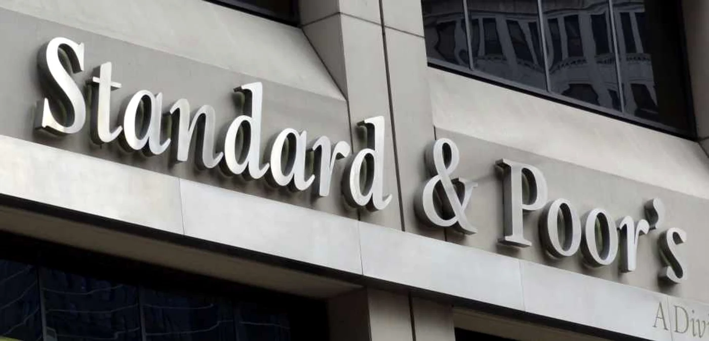 Analiştii S&p au arătat că ratingurile României sunt limitate de nievlul relativ scăzut al Produsului Intern Brut (PIB) pe locuitor, de cadrul instituţional aflat încă în curs de dezvoltare, de vulnerabilitatea faţă de şocurile externe