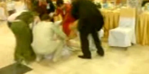 Mireasa a fost ajutată de ceilalţi invitaţi să se ridice