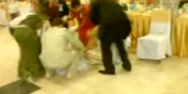 Mireasa a fost ajutată de ceilalţi invitaţi să se ridice