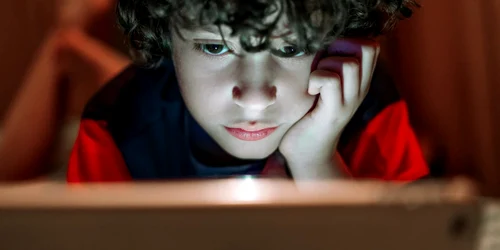 copil ecran shutterstock1 jpg