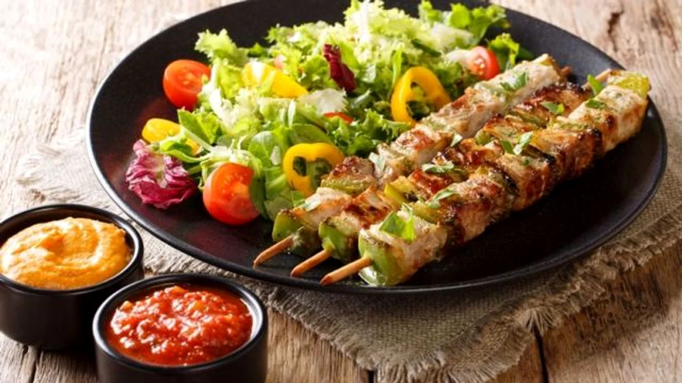 Frigărui de pui cu sos şi cu salată de vară