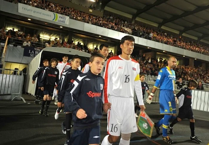 Fotbaliştii nordcoreeni vor fi susţinuţi de chinezii din tribune