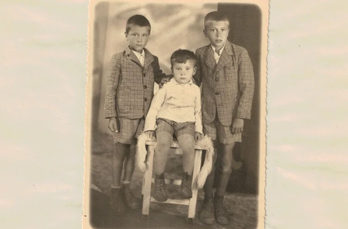 Cei trei copii, fotografiați înainte de a fi duși în URSS FOTO Arhivele Naționale Alba