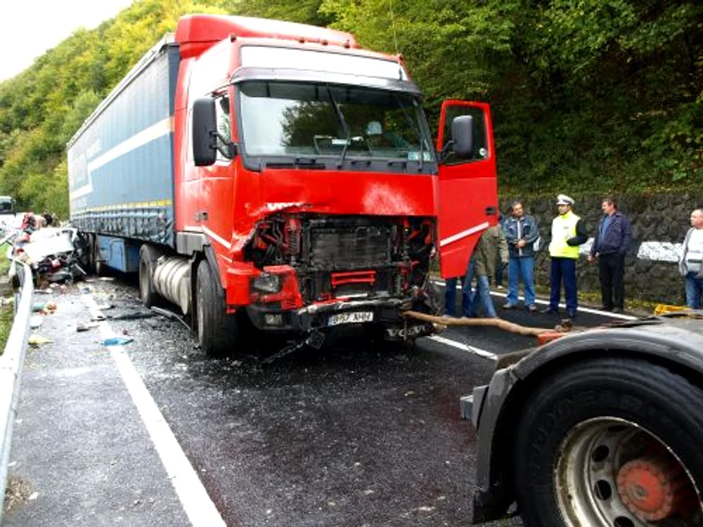 
    Unul din tiruri transporta televizoare de tip LCD  