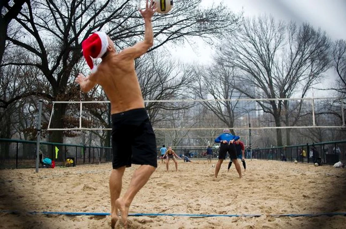 Americanii au jucat volei în New York, de Crăciun (foto: New York Times)