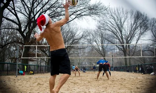 Americanii au jucat volei în New York, de Crăciun (foto: New York Times) jpeg