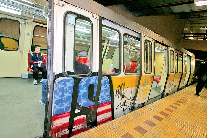 La metroul bucureştean  găseşti fel de fel  de mesaje vulgare