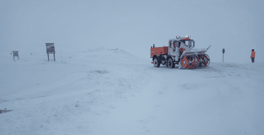 A nins pe Transalpina. Lucrătorii de la Drumurile Naționale au intervenit cu utilajele de deszăpezire VIDEO 