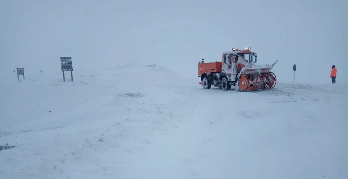 Șapte utilaje de deszăpezire au interveneit pe Transalpina Foto DRDP Craiova