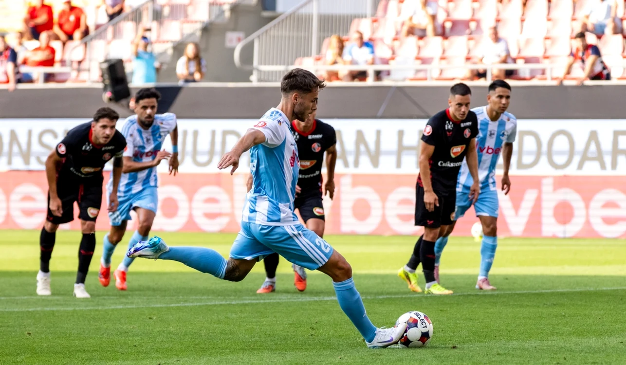 Corvinul Hunedoara (bleu), din nou în primul eșalon românesc (FOTO: Sportpictures)