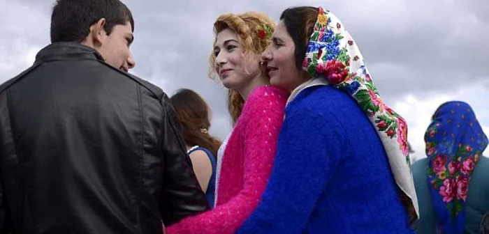 În urma unor adevărate licitaţii, fetele machiate strident, împodobite cu zorzoane, îmbrăcate cu fuste mini şi cocoţate pe tocuri defilezează în speranţa că vreun băiat se va arăta interesat de ele. FOTO Daily Mail