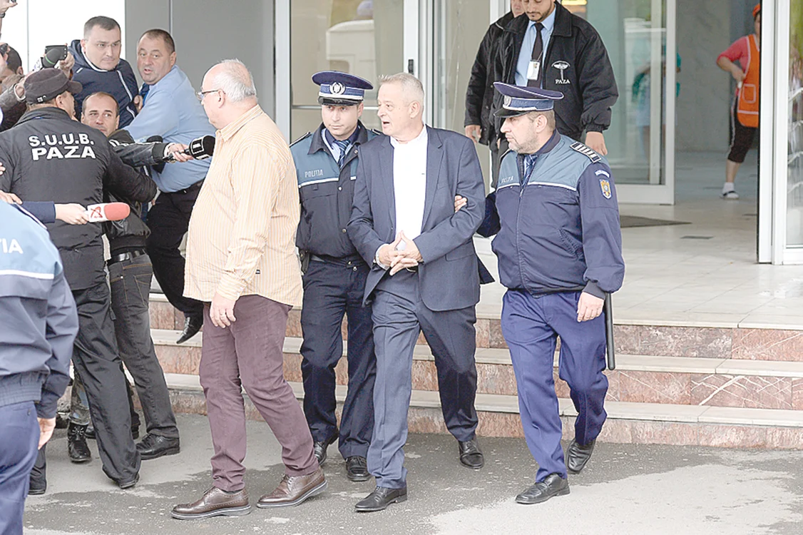 
    Sorin Oprescu şi-a petrecut  ultima săptămână  plimbându-se cu  duba între spitale  