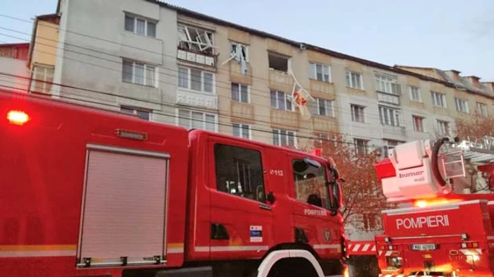 Explozia a făcut praf ferestrele apartamentului