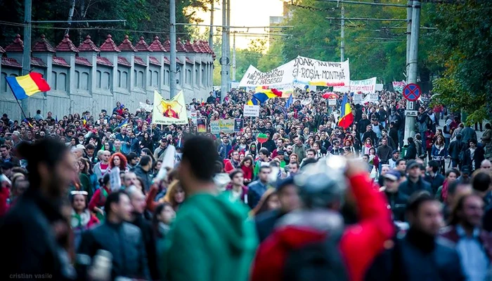 Pe 6 octombrie mii de oameni au protestat faţă de proiectul minier Roşia Montană într-un nou marş de amploare. Atunci, mulţimea a poposit pentru 10-15 minute în faţa Palatului Cotroceni FOTO Cristian Vasile