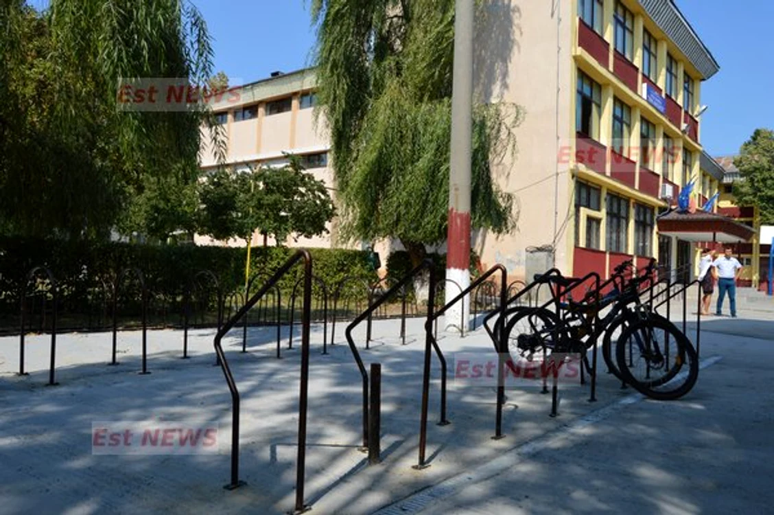 Elevii Liceului ”Emil Racoviță” Vaslui au parcare pentru biciclete în curtea școlii
