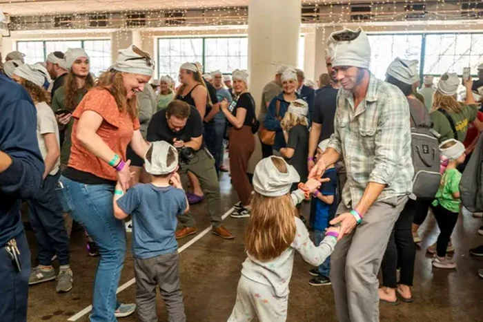 Oameni cu chiloți pe cap la City Museum din Missouri