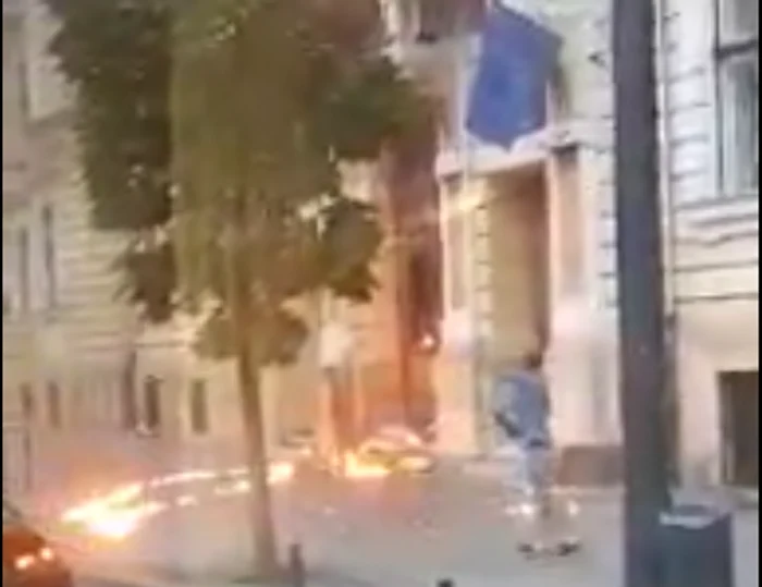 Ușa Primăriei Cluj-Napoca a fost incendiată de un bărbat. FOTO Captură video 