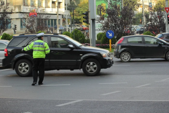 Un poliţist de la Brigada Rutieră a fost lovit cu maşina FOTO Mihaela Cojocariu