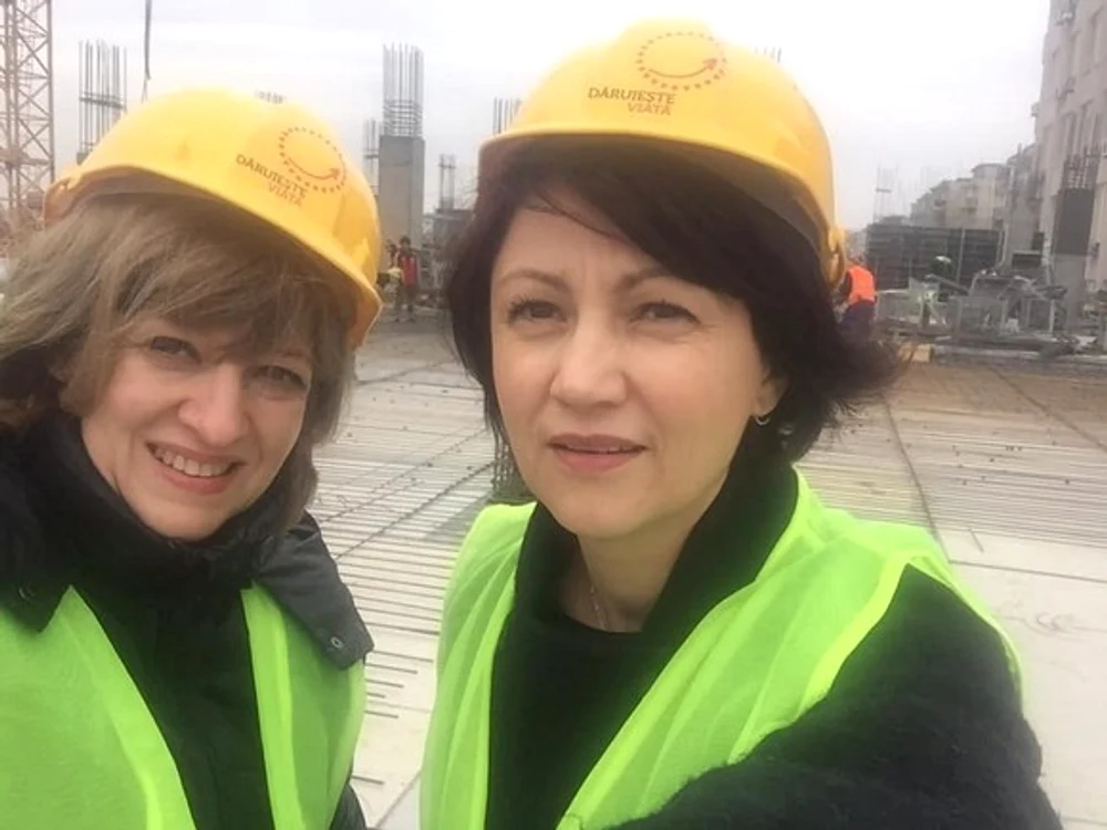 
    Firma care asigură mentenanța ventilatoarelor cu care sunt dotate unitățile mobile ATI aparține familiei fostului ministru VlădescuSursa foto: Revista 22  