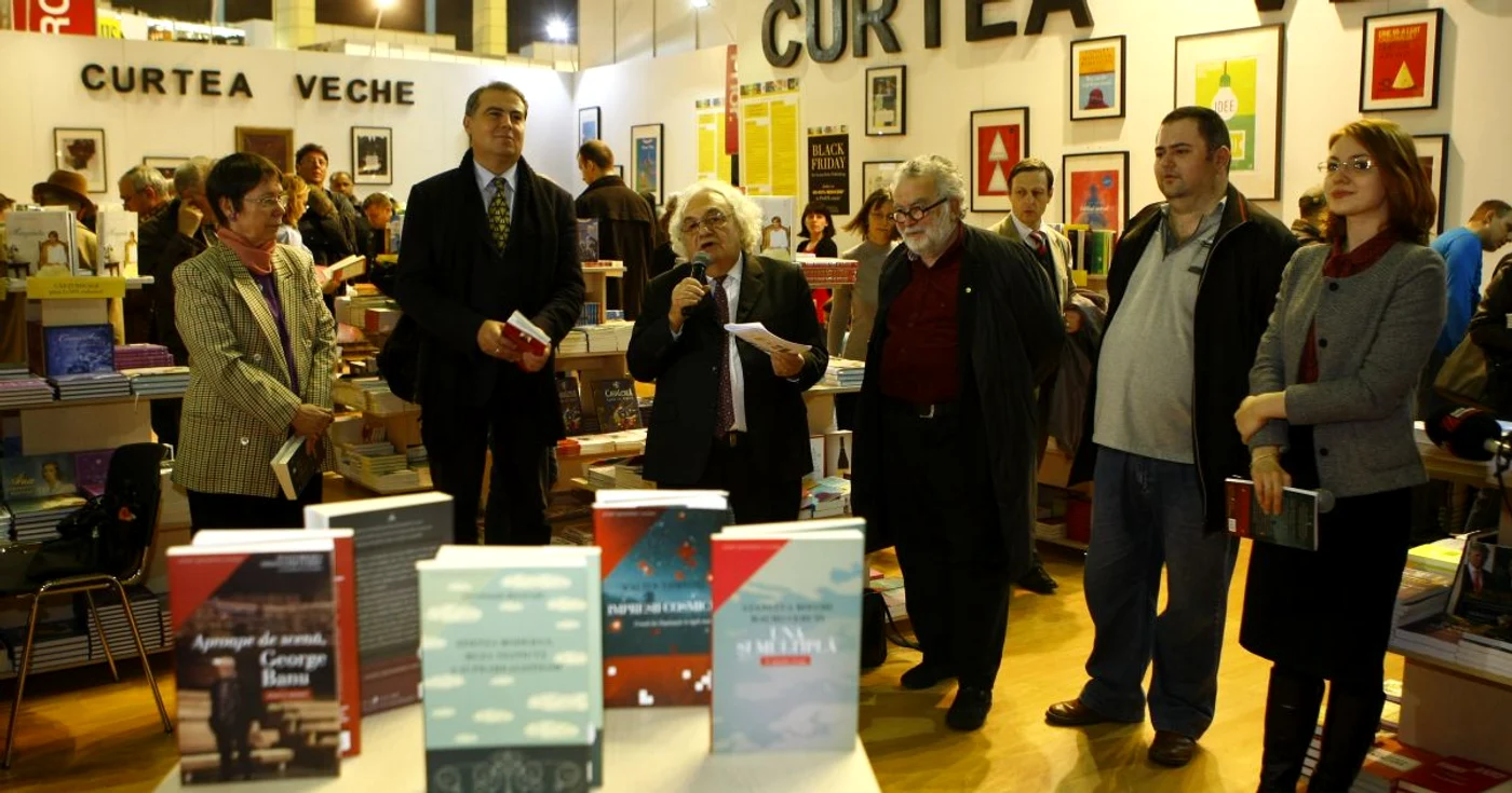 Lansarea celor cinci volume, la standul Curtea Veche FOTO Eduard Enea