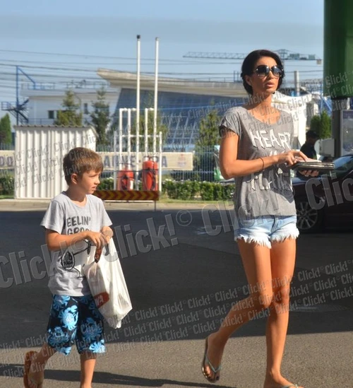 Gianina Ilieş, o mămică sexy în pantaloni scurţi