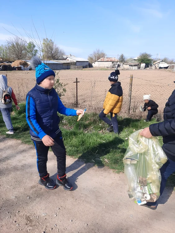 La Brăila, copiii au strâns gunoaiele fără nici un echipament de protecție. Facebook: Garda de Mediu
