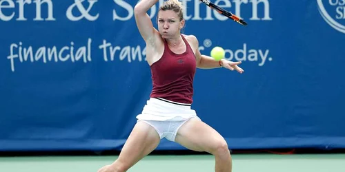 Simona Halep loveşte o minge în partida contra nemţoaicei Annika Beck în timpul turneului Western & Southern Open la Centrul de Tenis Lindner Family din Mason Ohio FOTO Guliver / Getty Images / Joe Robbins