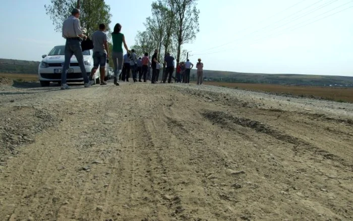 Drumul judeţean între Iaşi şi Botoşani, una dintre cele mai importante legături rutiere din Moldova, arată mai rău decât o uliţă sătească FOTO Adevărul